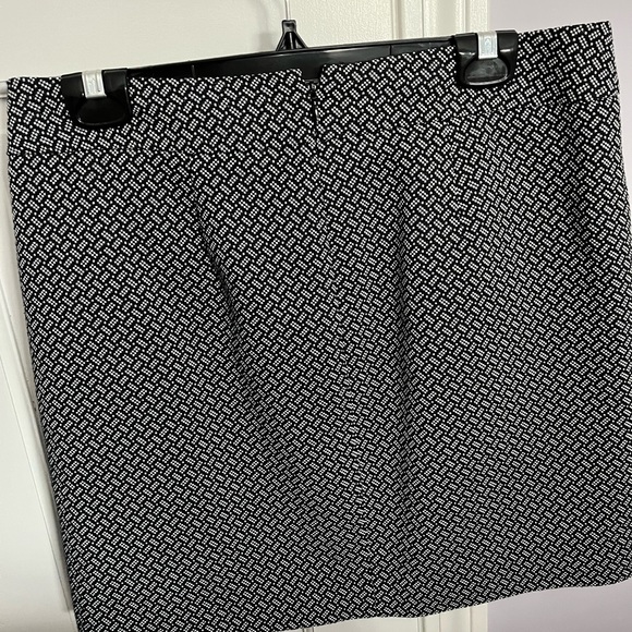Loft Black Patterned mini skirt, size 6 - Picture 4 of 4